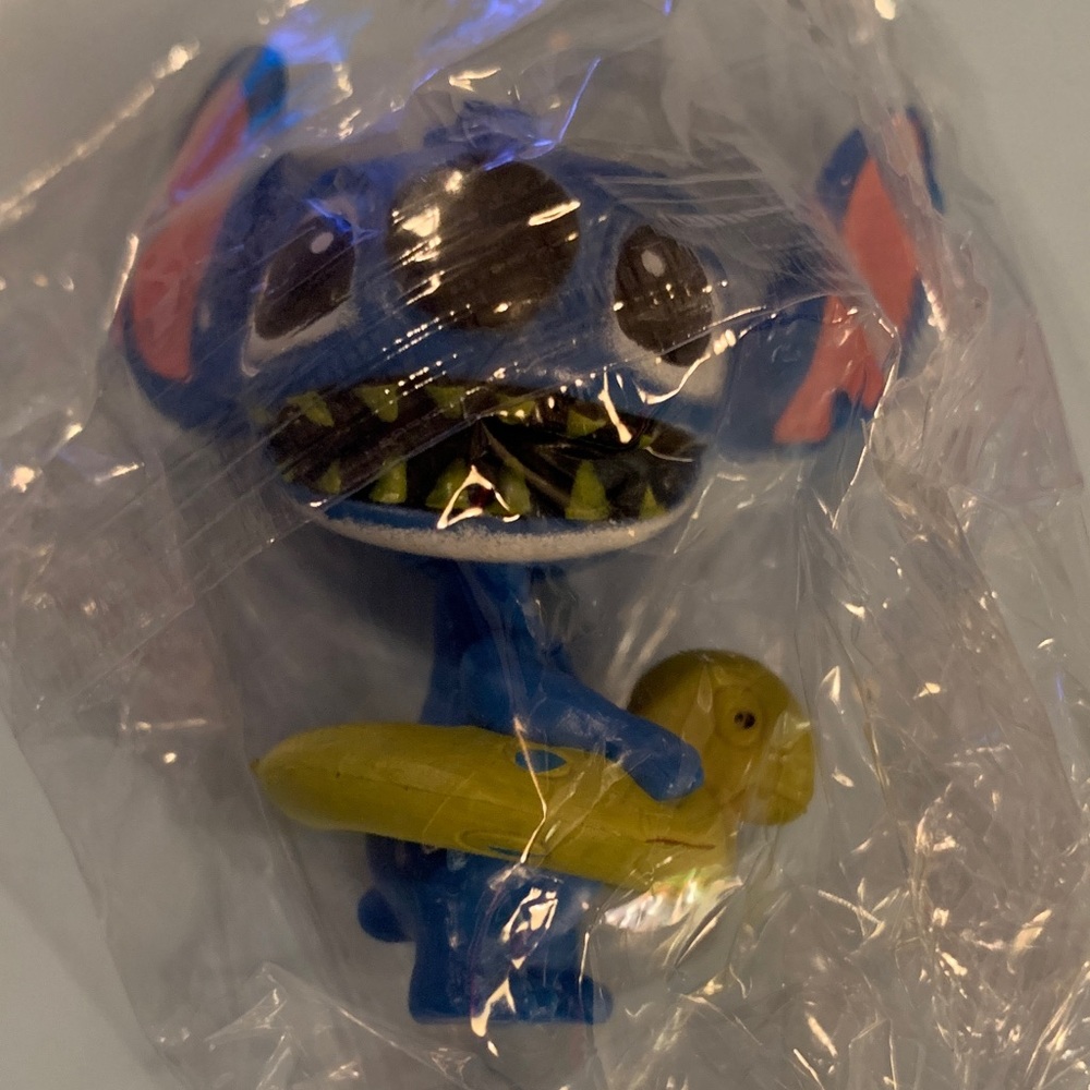 Stitch Action Figure with Inflatable Ring
Water Stutch